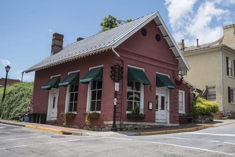 The owner of the Red Hen was wrong to refuse to serve Sarah Huckabee Sanders.