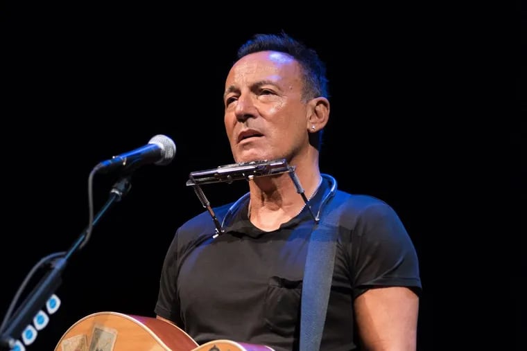 Bruce Springsteen in SPRINGSTEEN ON BROADWAY.