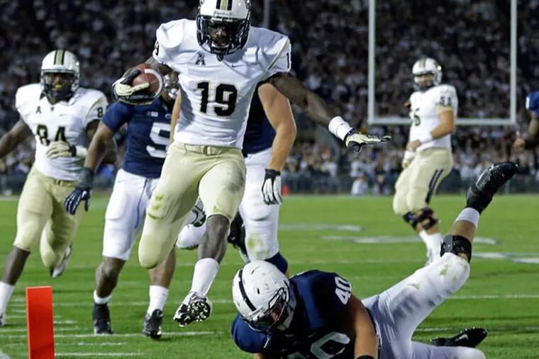 Central Florida wide receiver Josh Reese (19) scores past a diving Penn State linebacker Glenn Carson (40) during the third quarter of an NCAA college football game in State College, Pa., Saturday, Sept. 14, 2013. (Gene J. Puskar/AP)