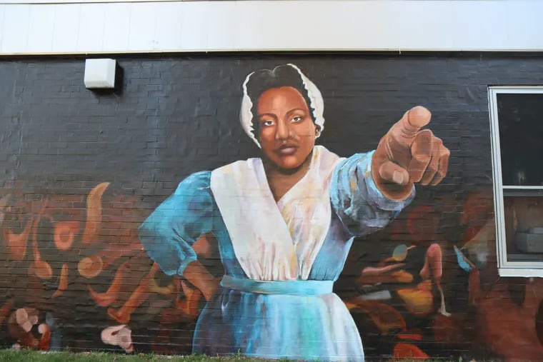 Created by artist Russell Craig/Mural Arts Philadelphia, “Dinah" points to the Stenton House. Assistants: Donna Grace Kroh and Damon Bain.