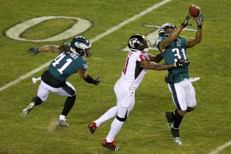 Eagles cornerback Jalen Mills (right) knocks away a pass intended for Falcons wide receiver Julio Jones (center) during the first half of the Eagles’ playoff game against the Atlanta Falcons at Lincoln Financial Field.