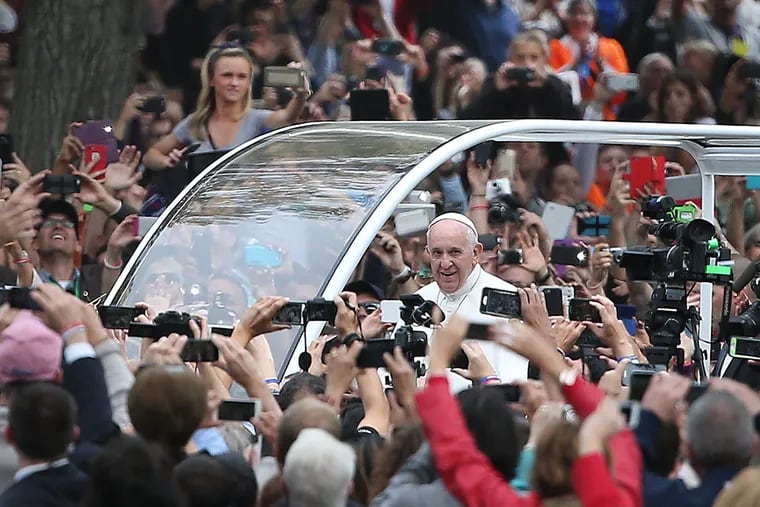 Pope Francis arrives at the Papal Mass in Philadelphia, PA on September 27, 2015.  ( David Maialetti / Philadelphia Inquirer ) Papal Pool Photo