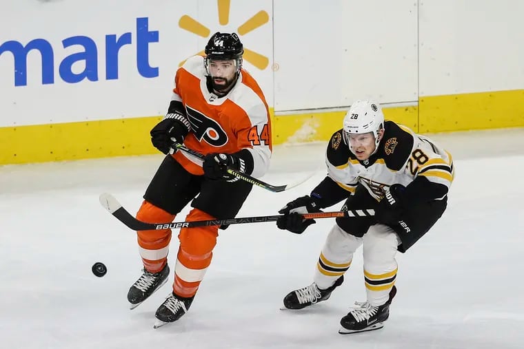 Flyers' center Nate Thompson (44) remained in the game despite spraining his left knee in a first-period collision with Boston's Ondrej Kase (right) on Tuesday night.