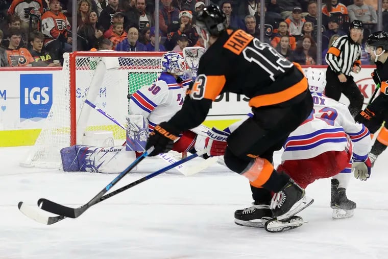 Flyers center Kevin Hayes scoring a goal against the New York last December. Hayes will face his former teammates again on Friday.
