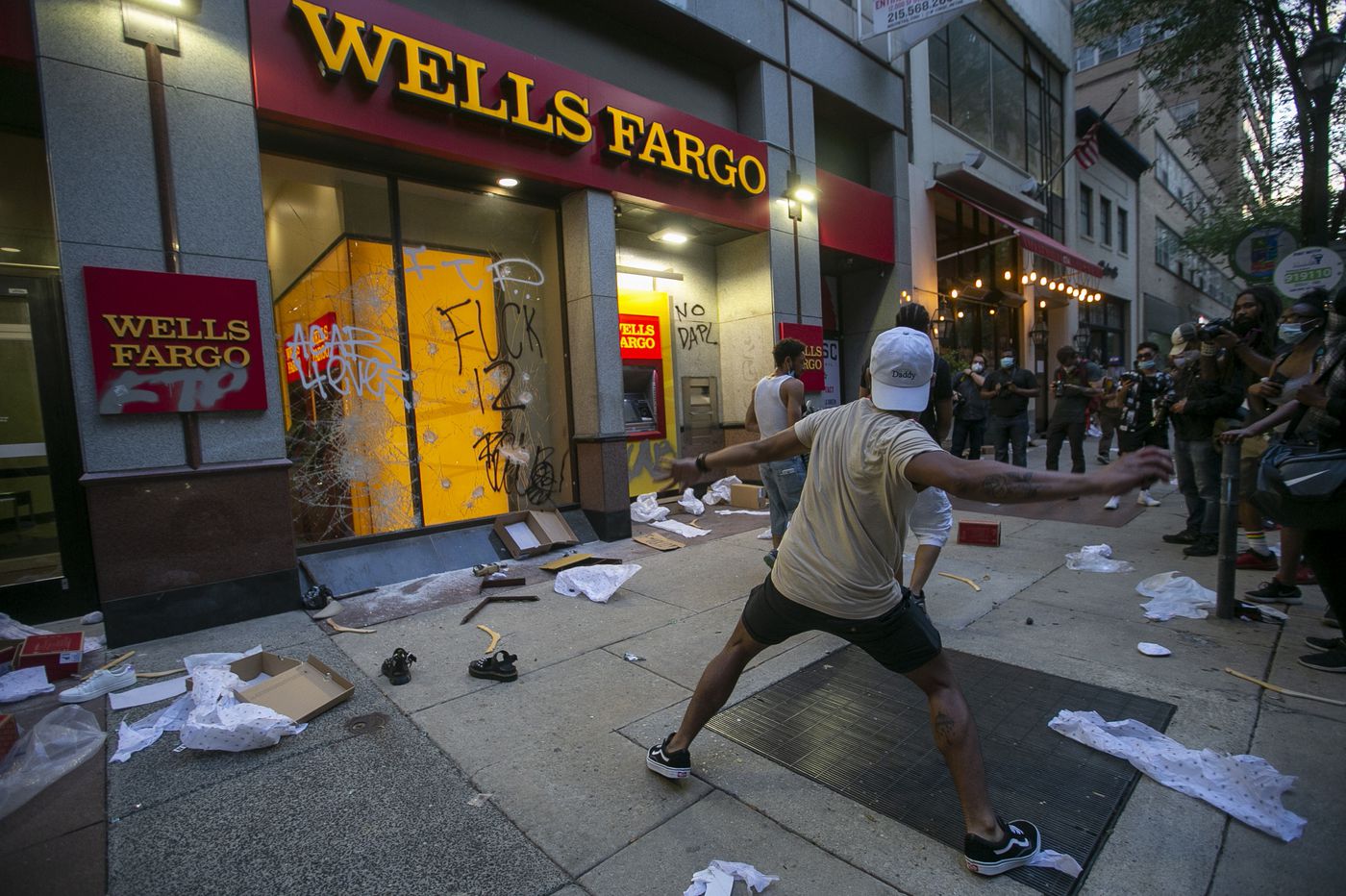 Peaceful Philly protests over George Floyd's death give way to ...