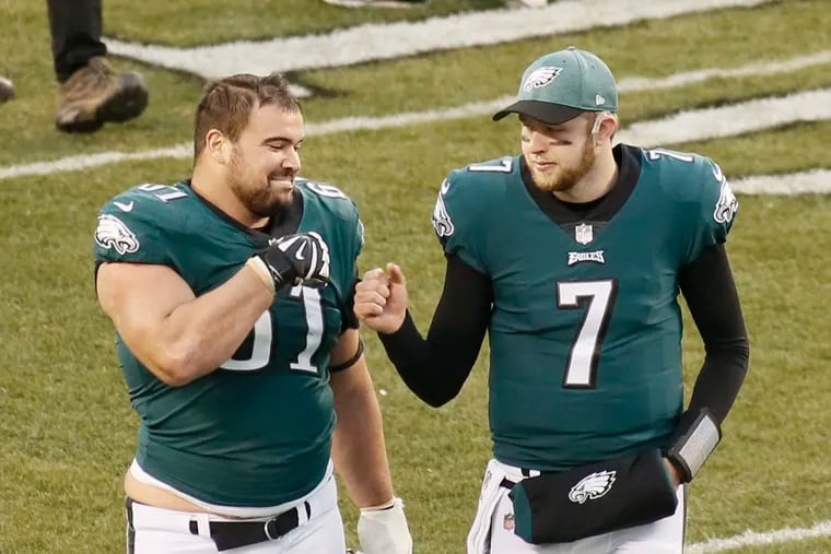 Stefen Wisniewski, here fist-bumping backup quarterback Nate Sudfeld (7) in December, is back with the Eagles.