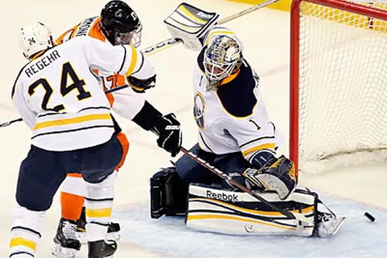 Wayne Simmonds scored two of the Flyers' seven goals against the Sabres on Thursday. (Steven M. Falk/Staff Photographer)