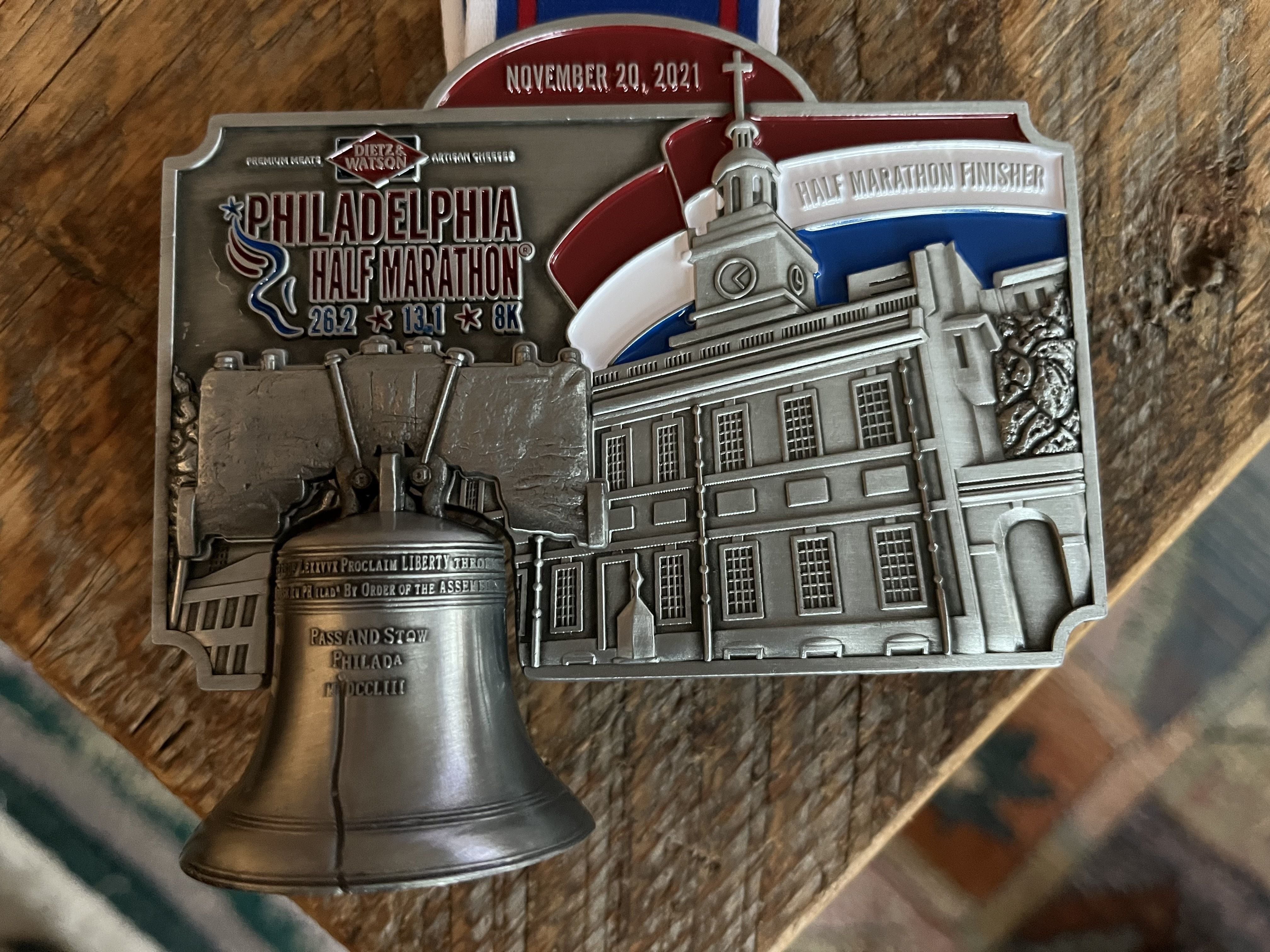 Philadelphia Marathon medals do not have a cross on them  display picture 1