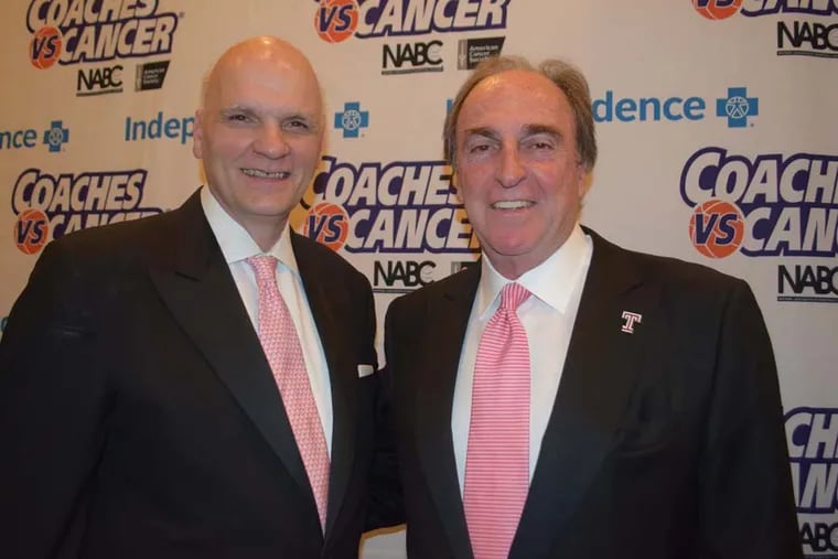 St.Joseph's University men's basketball coach Coach Phil Martelli chats up Temple University's men's basketball coach Fran Dunphy.
MAGGIE HENRY CORCORAN / For the Inquirer