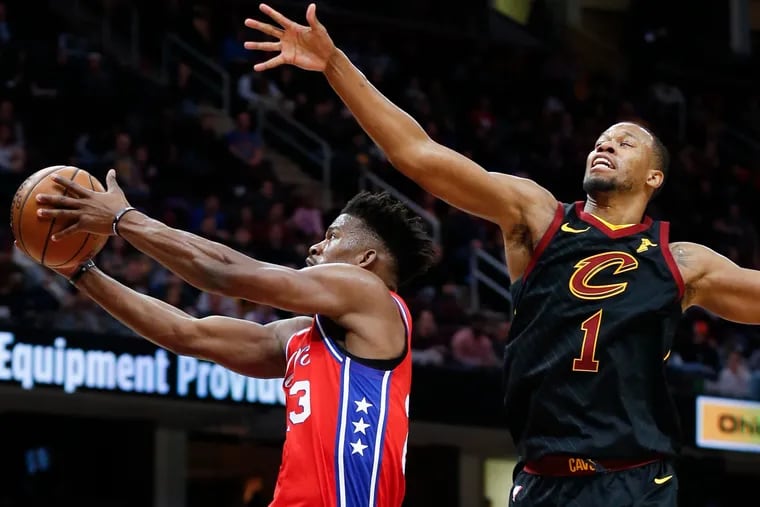 Jimmy Butler (23) scores past the Cavaliers' Rodney Hood during the second half.