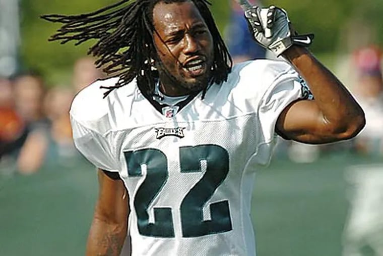 Asante Samuel's soft coverage and aversion to tackling hurt the Eagles last season. (Clem Murray/Staff file photo)