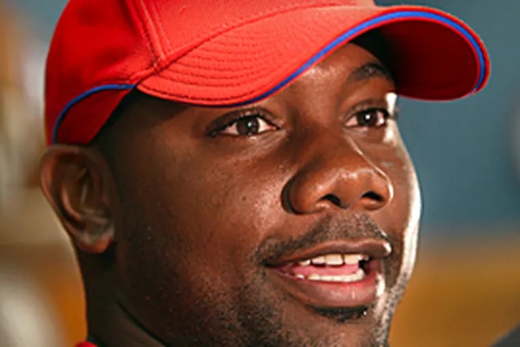 Ryan Howard talks with reporters this week at Phillies spring training in Clearwater, Fla. (David M Warren / Inquirer)