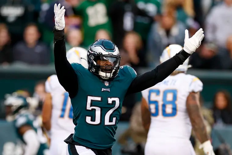 Eagles linebacker Davion Taylor during a game in 2021.