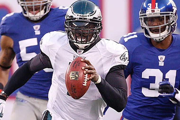 Eagles Michael Vick scrambles for a big first down in the fourth quarter. (Ron Cortes/Staff Photographer)