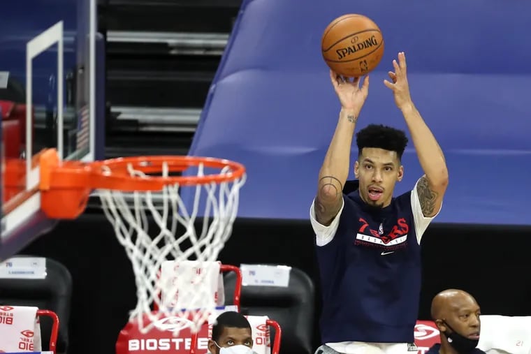 Danny Green of the SIxers warms up before their game against the Wizards at the Wells Fargo Center on Dec. 23, 2020.