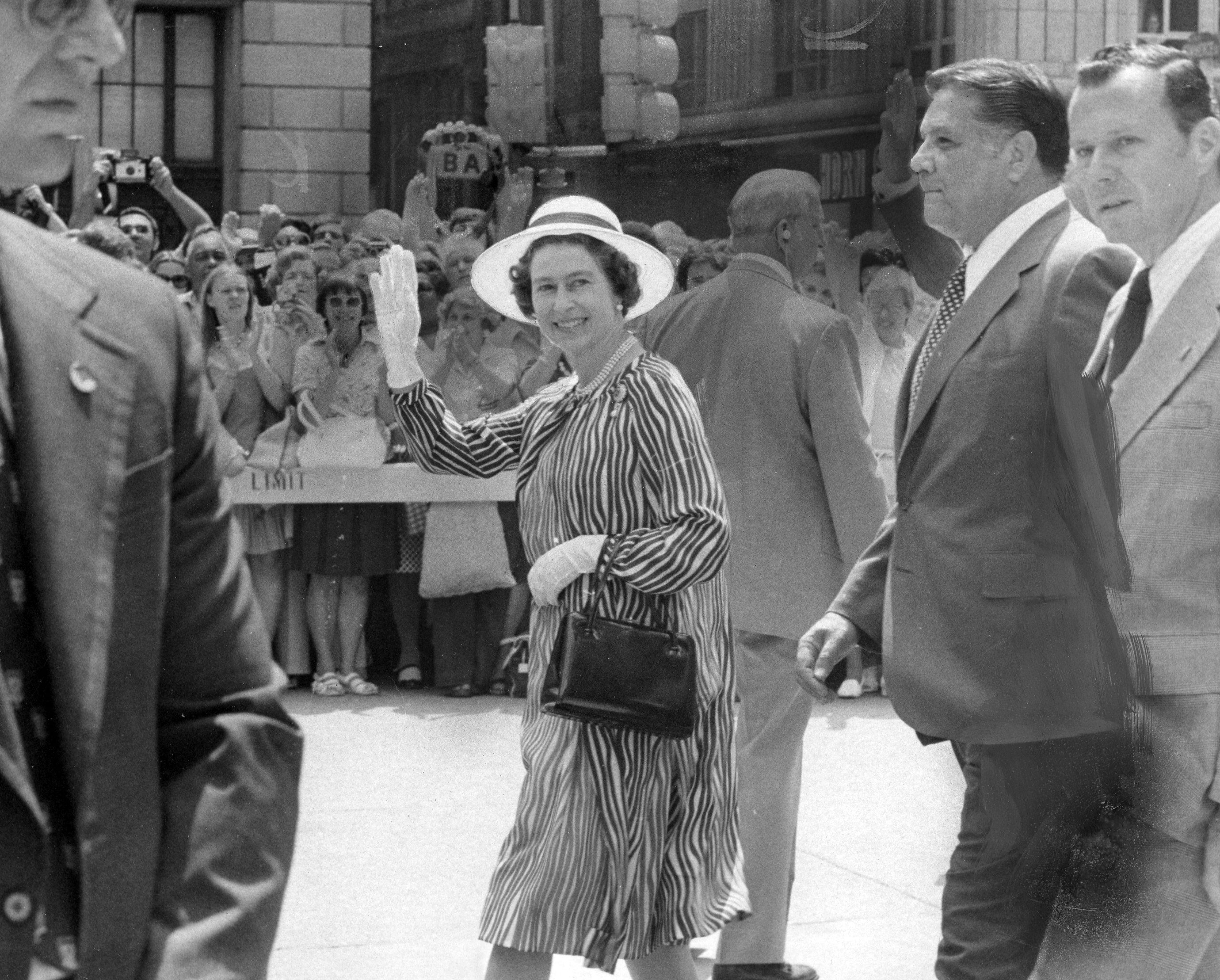 Queen Elizabeth's Purse: See Her Handbags Over 70 Years [PHOTOS]