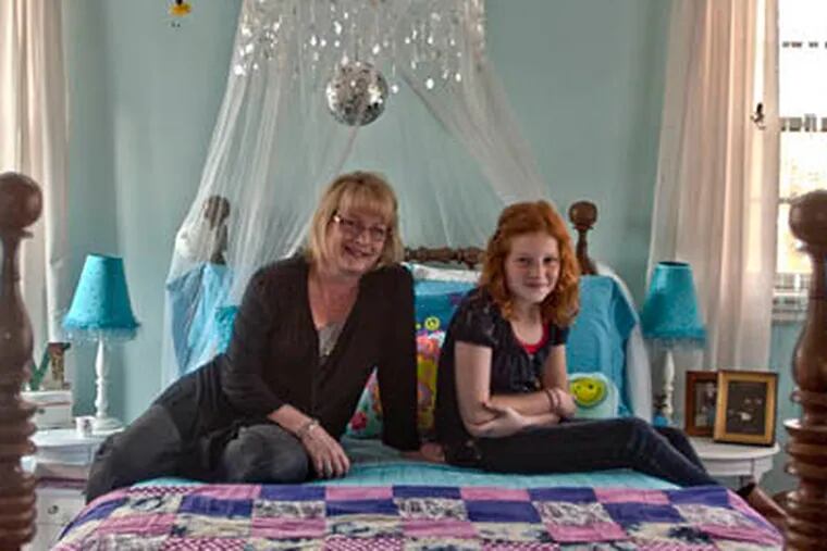 Wendy Kaiser and her daughter Molly Kaiser in Molly's bedroom. (RON TARVER / Staff Photographer)