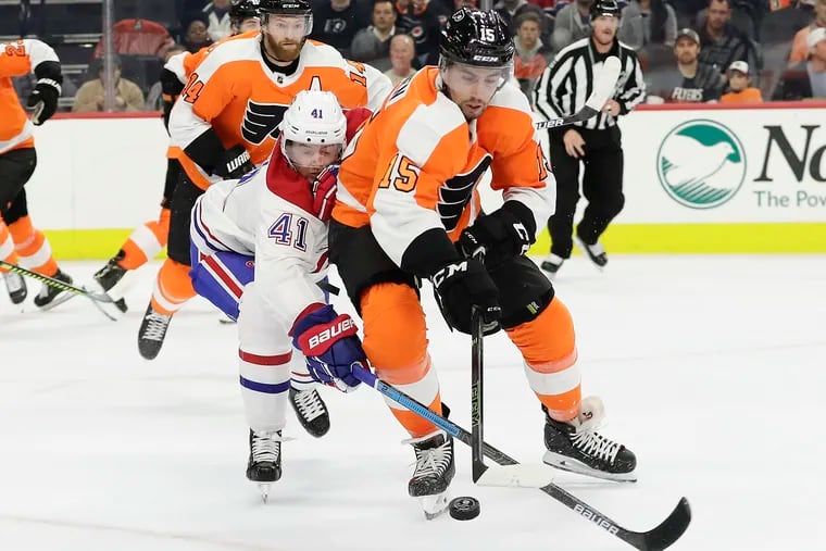 Flyers defenseman Matt Niskanen beats Montreal Canadiens left winger Paul Byron to the puck during a game last season.