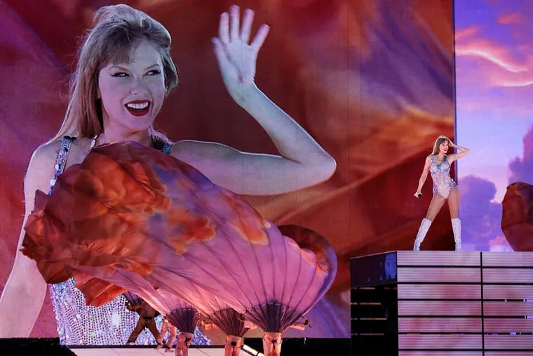 Taylor Swift Updates on X: 📸  A stunning shot of the Philly N3  'Fearless' heart hand! 🫶 #PhillyTSTheErasTour #TSTheErasTour   / X