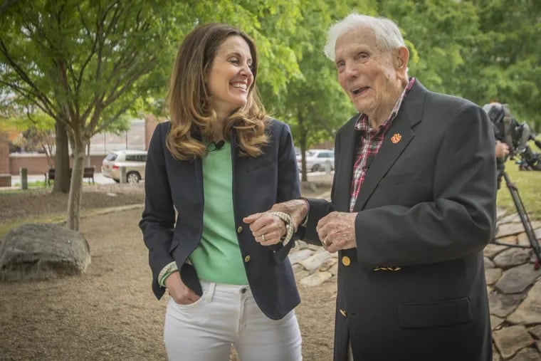 “60 Minutes” correspondent Sharyn Alfonsi and retired U.S. Army Col. Ben Skardon, 98, share a moment of levity while visiting the Scroll of Honor in Clemson University’s Memorial Park, April 11, 2016. (Photo by Ken Scar)