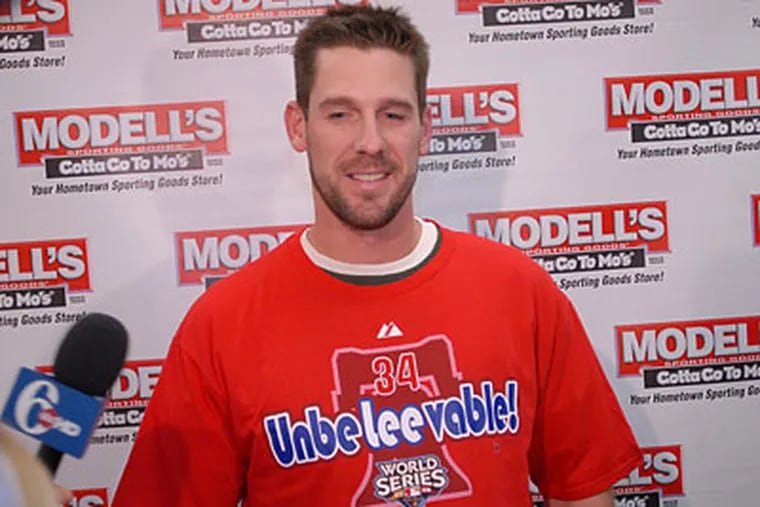 Cliff Lee shows off his new t-shirt during a fundraiser for the Leukemia and Lymphoma Society at the Modell's at 15th and Chestnut. (Ron Tarver / Staff Photographer)