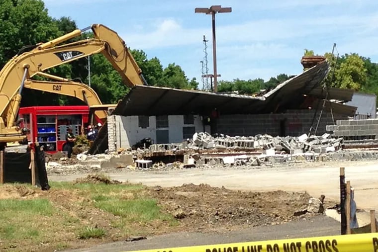 Worker was killed in collapse of a building under demolition in Cherry Hill on Friday (Julia Terruso/Staff)