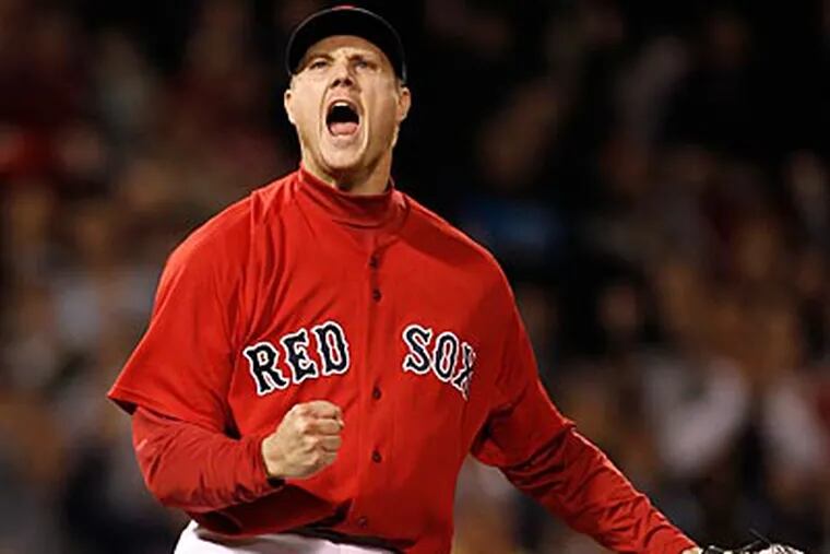 The Phillies have reportedly to on a four-year deal with former Red Sox closer Jonathan Papelbon. (AP)