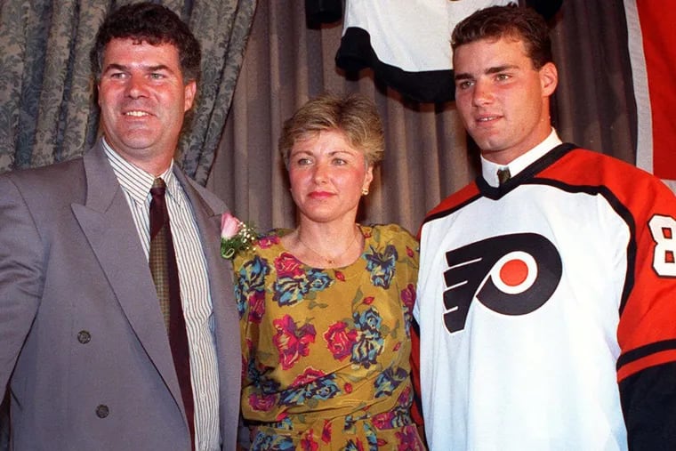 As a new Flyer, Eric Lindros was all smiles with his parents, Carl and Bonnie, in 1992. George Miller III file