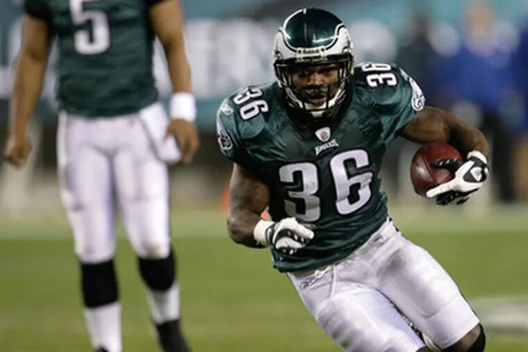 Brian Westbrook&#0039;s 10-yard run picks up a first down during Eagles&#0039; first scoring drive.