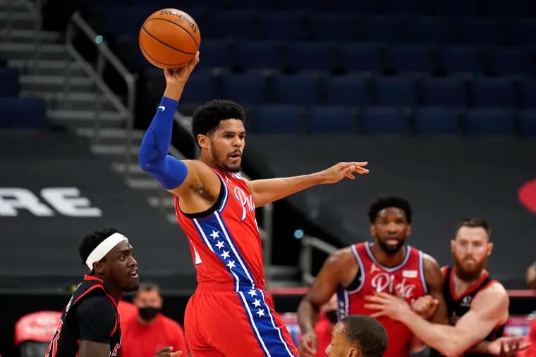Tobias Harris, center, led the Sixers in their win over the Raptors.