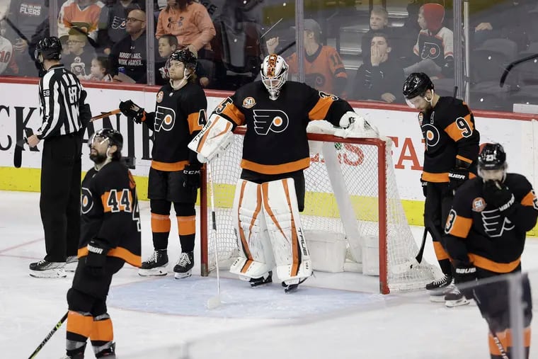 The Flyers react when the Ducks go ahead 4-3 in the third period on Saturday at the Wells Fargo Center.