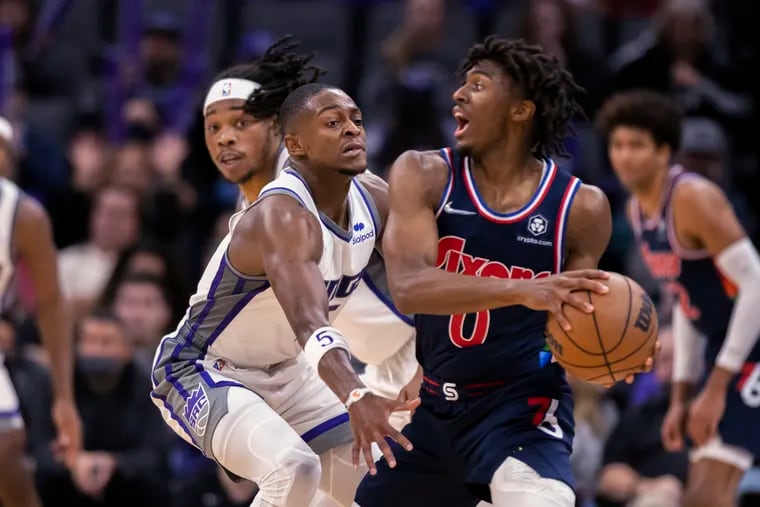 Sacramento guard De'Aaron Fox (left) defends the Sixers' Tyrese Maxey during the second half Monday night.