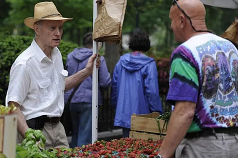 Bob Pierson, founder of Farm to City, talks with a vendor at the Rittenhouse Square Farmer's Market. RON TARVER / Staff Photographer