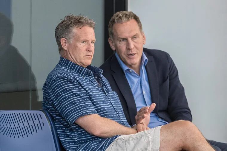 76ers head coach Brett Brown (left) and president of basketball operations Bryan Colangelo (right).