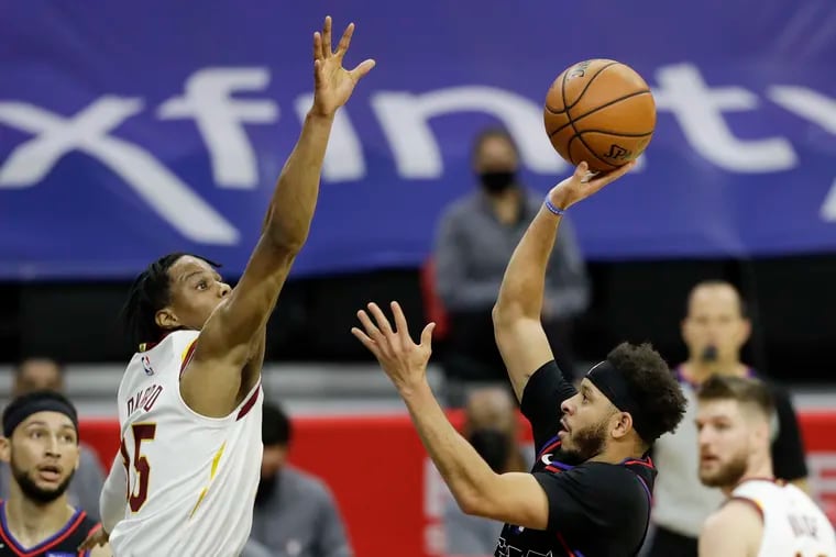 Sixers guard Seth Curry shoots the basketball against Cleveland Cavaliers guard Isaac Okoro on Saturday.