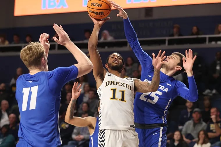 Drexel's Justin Moore, center, shown during a game against Hofstra on Feb. 15, had 20 points in Monday's win over Delaware.