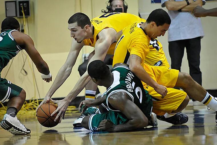 La Salle's Steve Zack dives for a loose ball during the first half. (Ron Tarver/Staff Photographer)