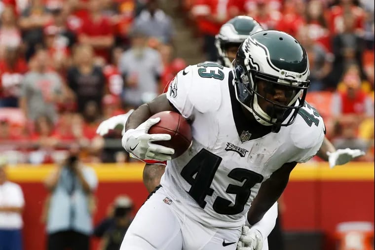 Eagles running back Darren Sproles runs with the football against the Kansas City Chiefs on Sunday, September 17, 2017 in Kansas City, Mo. YONG KIM / Staff Photographer