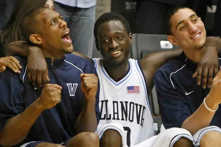 Shane Clark (center), Dwayne Anderson (left), and reserve Maurice Sutton enjoy the end of Villanova&#0039;s upset of Marquette on Feb. 10.
