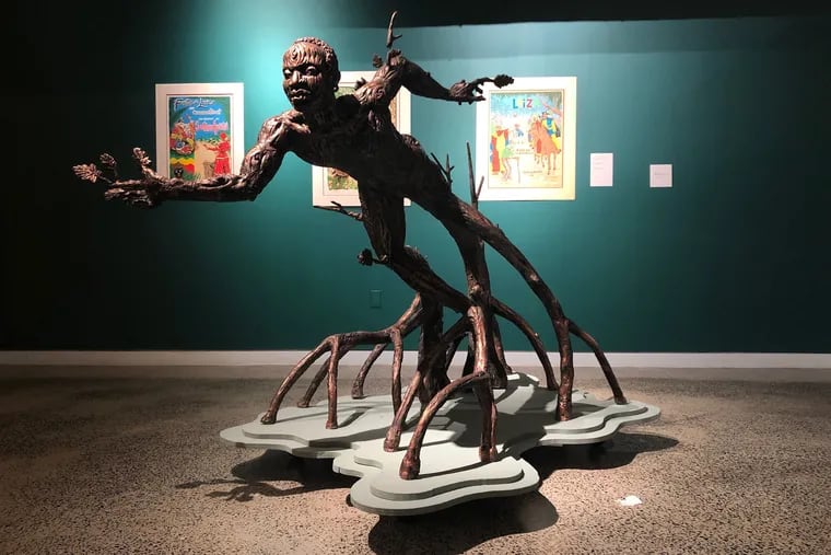 Osain, en resina de polímero, alambre, aceite y pintura acrílica, en la recepción de apertura de la exposición "Portales" por Samuel Lind en Taller Puertorriqueño.