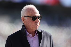 Jeffrey Lurie, Eagles to sell percentage of team to two investors