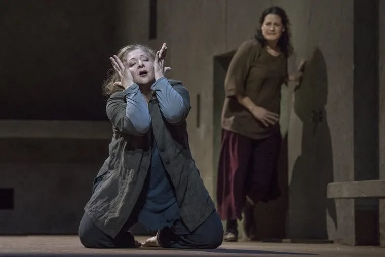 Christine Goerke as Elektra and Elza van den Heever (background) as Chrysothemis in Strauss’ “Elektra”
