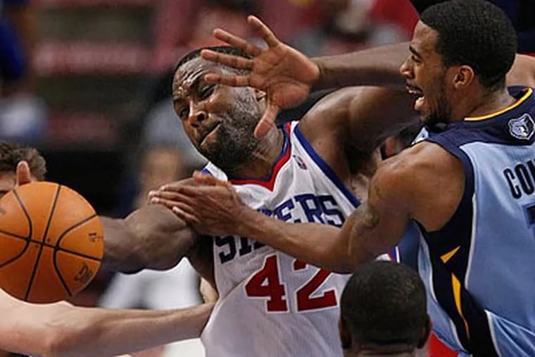 Elton Brand battles for the ball with the Grizzlies' Rudy Gay during last night's Sixers' loss. (Ron Cortes/Staff Photographer)