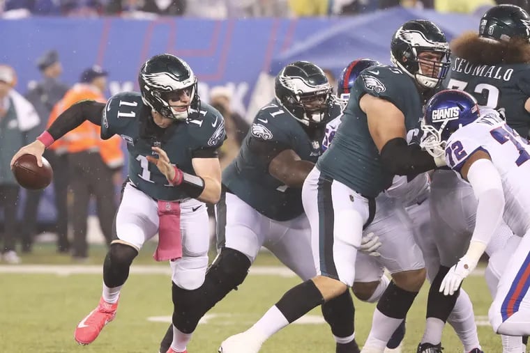 Eagles quarterback Carson Wentz scramble against the Giants on Thursday.