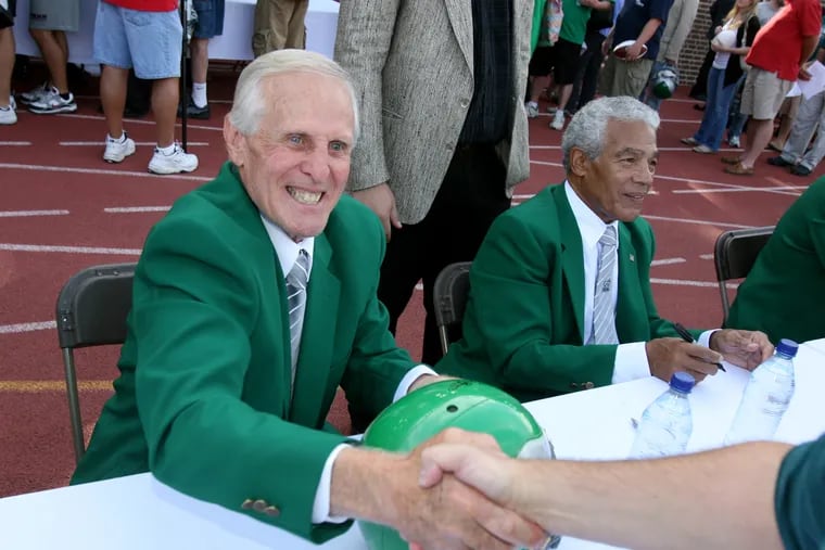 Tommy McDonald shook hands with a fan at a 1960 Eagles reunion at Franklin Field in 2010. Because of his worsening condition, McDonald stopped going to these kinds of events in his later years.