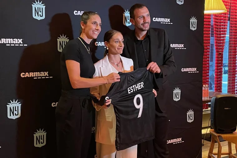 New Gotham FC signing Esther González (center) with manager Juan Carlos Amorós and GM Yael Averbuch West at an unveiling ceremony Thursday in Manhattan.