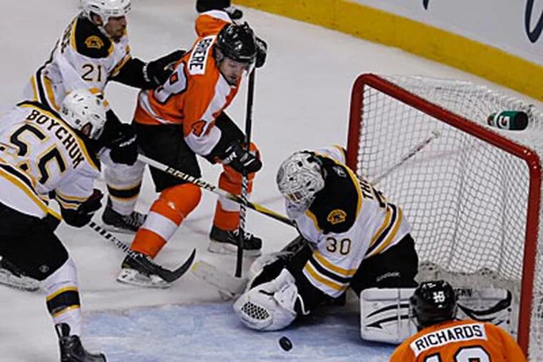 Bruins' Tim Thomas makes a save on Danny Briere during the Flyers' loss in Game 1. (Ron Cortes/Staff Photographer)