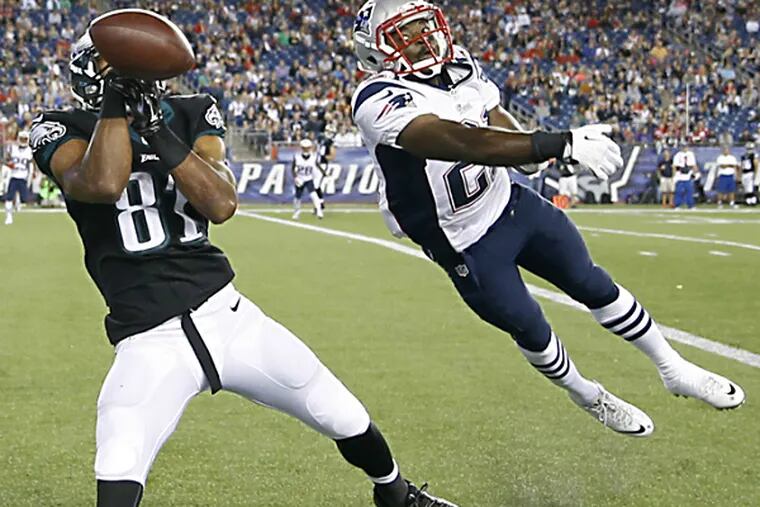 Eagles' Jordan Matthews tries to catch the football against the Patriots' Jemea Thomas. (Yong Kim/Staff Photographer)