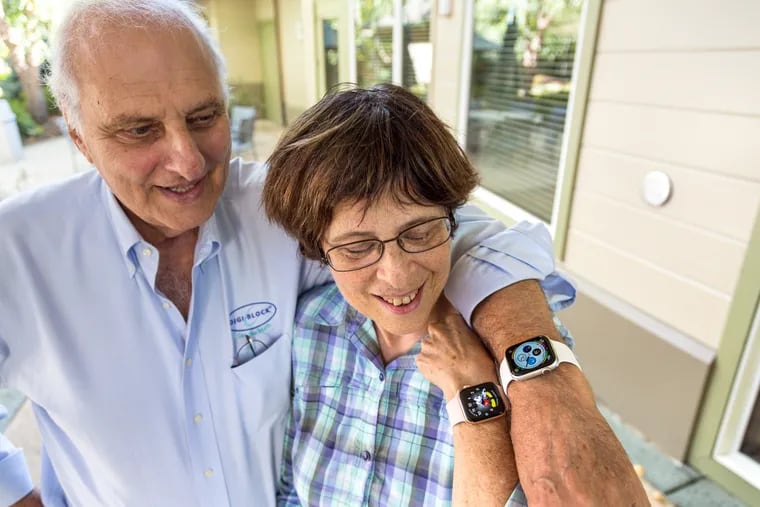 Art Salzfass and Rhona Lishinsky, members of the Rossmoor Computer Club in California, test the Apple Watch Series 4 in 40-millimeter and 44mm sizes.