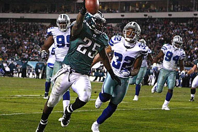 Eagles running back LeSean McCoy scores his second touchdown against the Cowboys. (Ron Cortes/Staff Photographer)